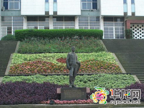 位于重庆交大校园内的茅以升铜像是该校的景点之一。 重庆交通大学供图 华龙网发