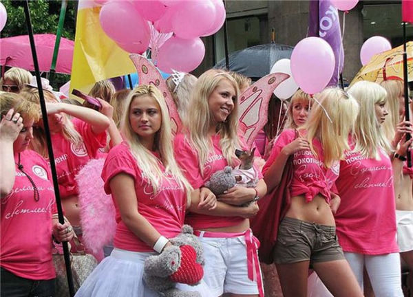 乌克兰美女粉红游行为城市增色