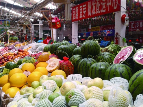 昨日,记者走访农贸市场发现,本地西瓜已开始大面积销售,各种甜瓜,香瓜