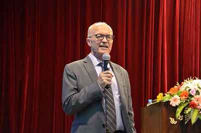 经济学教授,他还是卡内基梅隆大学商学院理查德·p·西蒙斯杰出教授