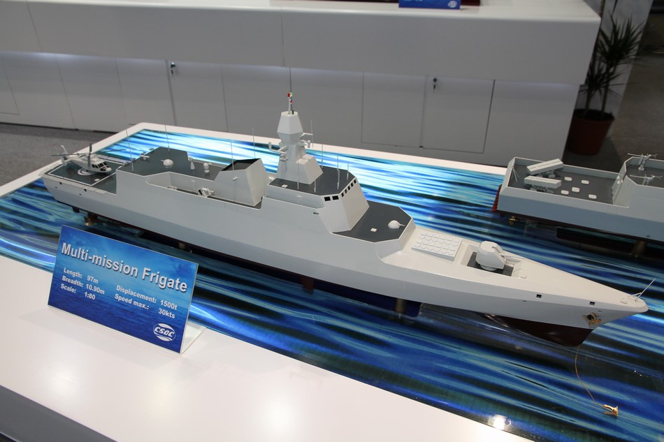 在防务展上出现的中国新型1500吨级外贸版护卫舰模型拍摄:威猛