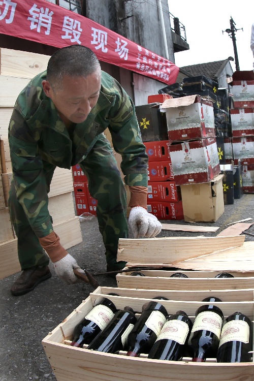 (社会)(1)上海警方销毁3000余瓶假冒红酒