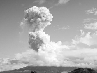 菲马荣火山喷发致五人死亡(图)