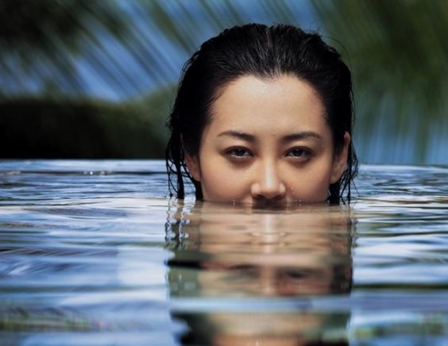 原标题 [许晴周慧敏温碧霞 60后熟女深v湿身裸体尺度大(组图)]