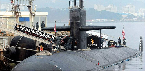 资料图：美国海军“洛杉矶”级核动力攻击潜艇“旧金山”号停泊在韩国镇海海军基地。