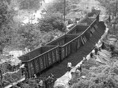 昨天凌晨，一列运载焦煤的列车在汉阳发生脱轨，5节车厢歪斜，数百吨焦煤倾倒而出。