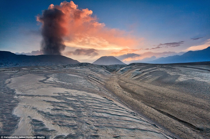 印尼火山爆发 吐出猩红色烟雾(高清)(组图)