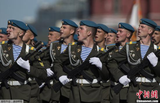 俄纪念卫国战争胜利68周年 逾1万官兵参加阅兵式