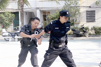 冒充警察铐女友_背铐