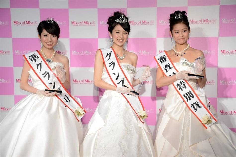 曾涌现出八田亚矢子、福田萌等日本人气明星的日本最顶尖的全国大学生校花评选比赛决赛，日前在位于日本东京青海的维纳斯广场举行。来自京都立命馆大学的21岁大二女生高桥加奈代获得了最优秀奖。