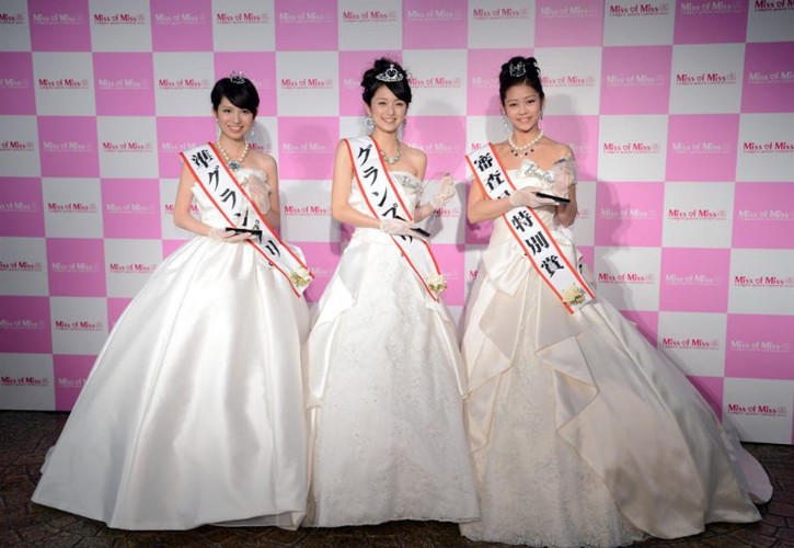 曾涌现出八田亚矢子、福田萌等日本人气明星的日本最顶尖的全国大学生校花评选比赛决赛，日前在位于日本东京青海的维纳斯广场举行。来自京都立命馆大学的21岁大二女生高桥加奈代获得了最优秀奖。