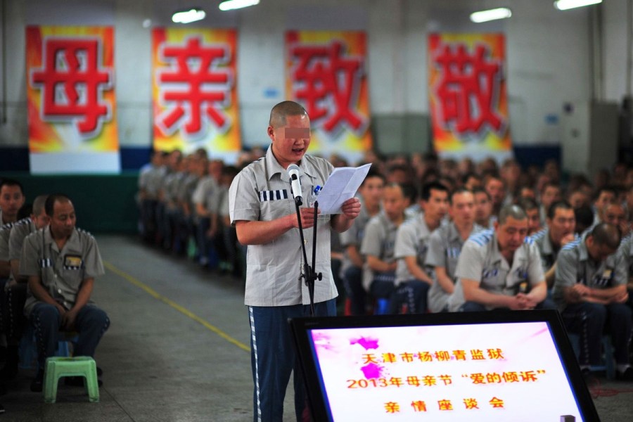 5月9日,在天津市杨柳青监狱举行的母亲节活动中,一名服刑人员为母亲擦