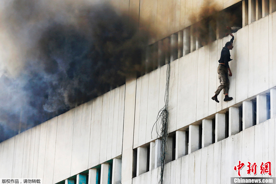 巴基斯坦一高层建筑发生火灾 被困者跳楼求生