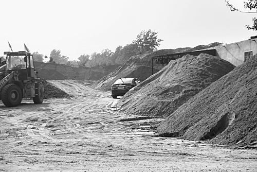 一些大型沙石场就建在路边耕地里.