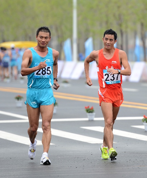 图文:全运会男子50公里竞走 两人轻松比赛