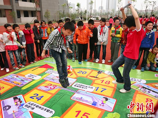 南京小学生寓教于乐趣味交通棋(图)