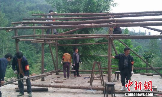 南宝山安置点的志愿者正在搭建过渡房。刘洪 摄