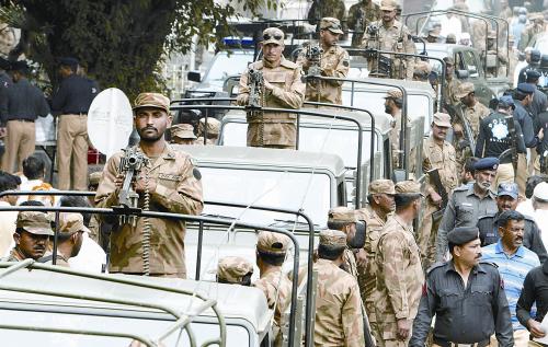 被塔利班威胁的巴基斯坦大选今天举行，10日巴士兵在选举物资分发中心外戒备。