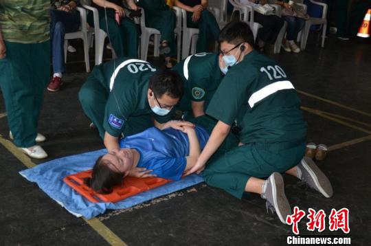 现场模拟车祸现场,120急救人员对伤者进行小腿骨折健肢固定.