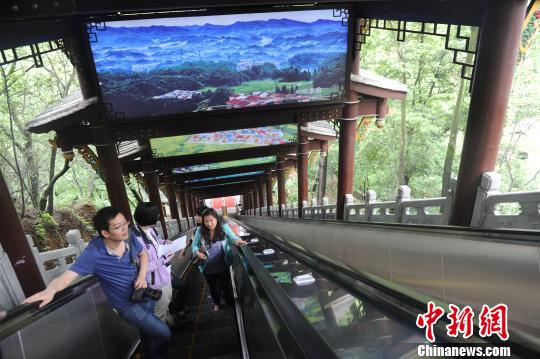 5月初,几名游客从四川都江堰玉垒山电动扶梯登临玉垒阁.