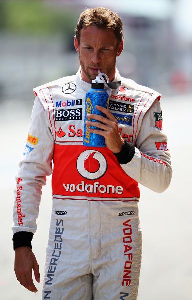 图文:F1西班牙站排位赛赛况 巴顿喝饮料