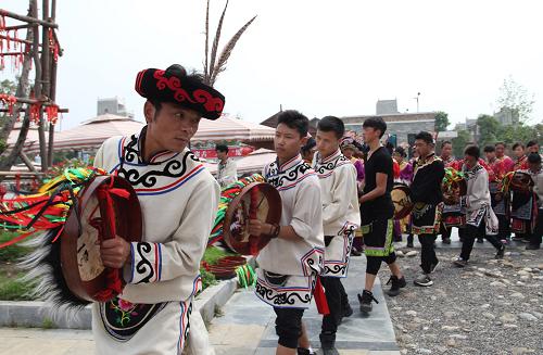 北川举行羌族祈祷仪式纪念5·12大地震5周年(组图)