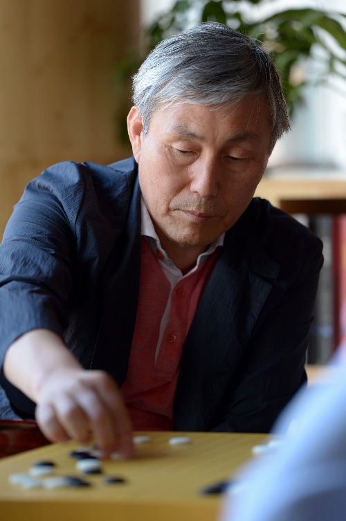 图文西安世界围棋元老棋会曹薰铉落子瞬间