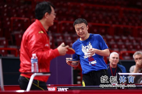 图文:中国乒乓球队备战世乒赛 吴敬平马琳