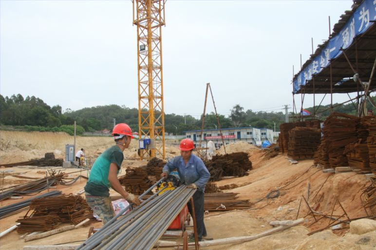 5月8日,在投资1亿多元的东山县市民文化广场工地,施工队正在进行基础