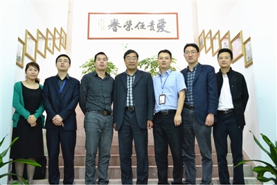 宁波大学成教院陈伯利副院长(左四)一行考察丽