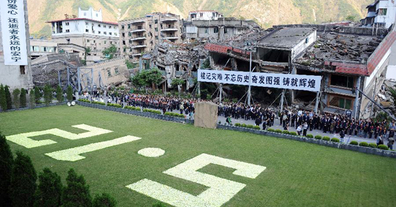 当日是汶川地震5周年纪念日,北川群众和从各地赶来的人们在老北川县城