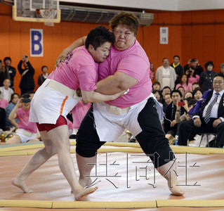 5月12日下午,北海道福岛举办"女子相扑大会".