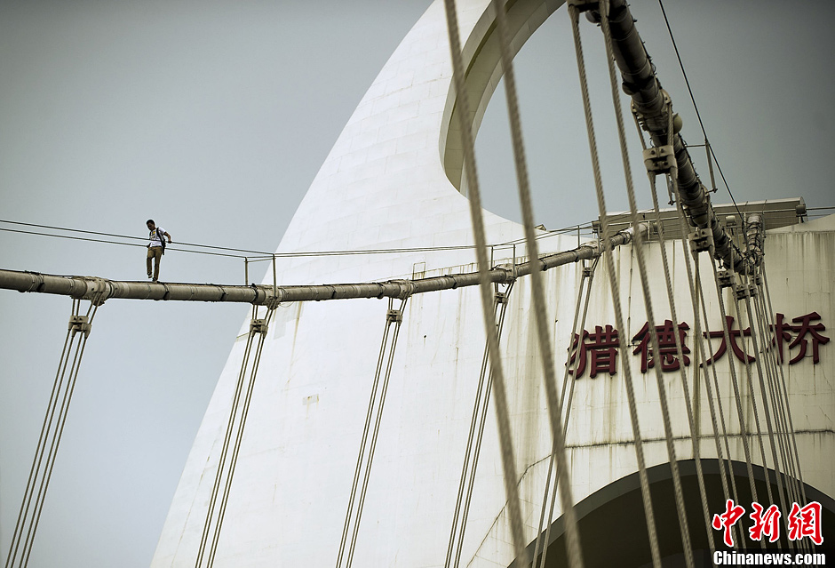 广州猎德桥再现跳桥者 新装铁丝网未能阻其攀