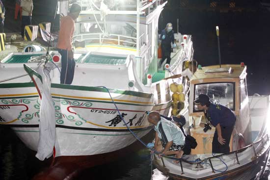 遭菲律宾政务船射击的“广大兴28号”渔船已勘验到多达55个弹孔。