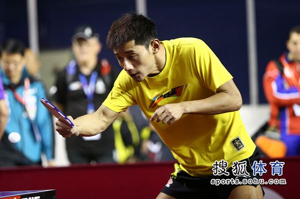图文中国乒乓球队赛前训练张继科反手训练