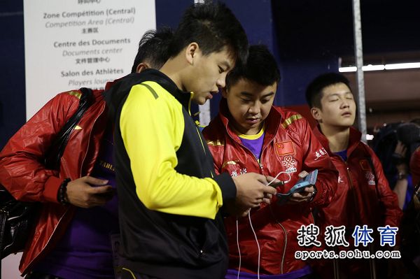 图文:中国乒乓球队赛前训练 郝帅王皓玩手机