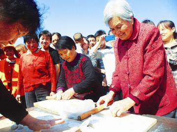 翼城县中卫乡西浮图村举行农民趣味运动会