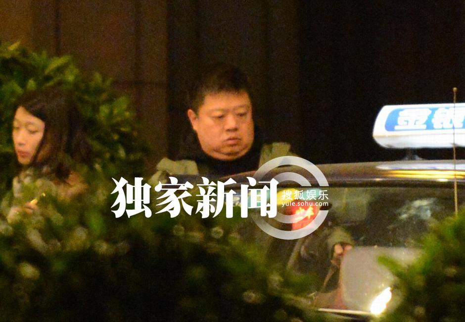 组图:马东深夜约朋友吃饭 携年轻美女出入酒店