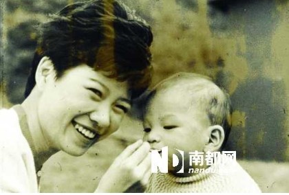 这是导演翻箱倒柜找到的与母亲的合照。