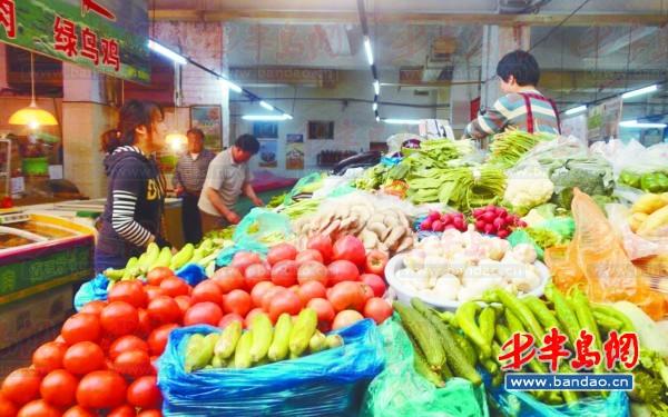 5月10日,记者走访城阳蔬菜批发市场农贸市场和超市发现,现在蔬菜