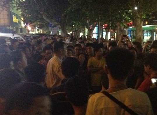 事件导致现场人群聚集