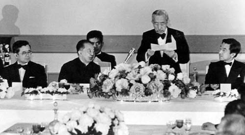 1980年华国锋访日,裕仁天皇携皇太子设宴款待