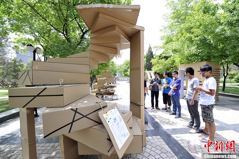 山西大学生用废纸箱盖环保房屋(组图)