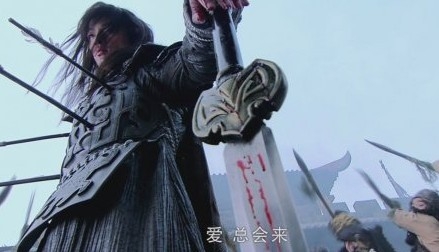 胡歌饰演的龙阳,龙阳死的时候帅呆了,脸上的疤痕真man身中许多箭再配