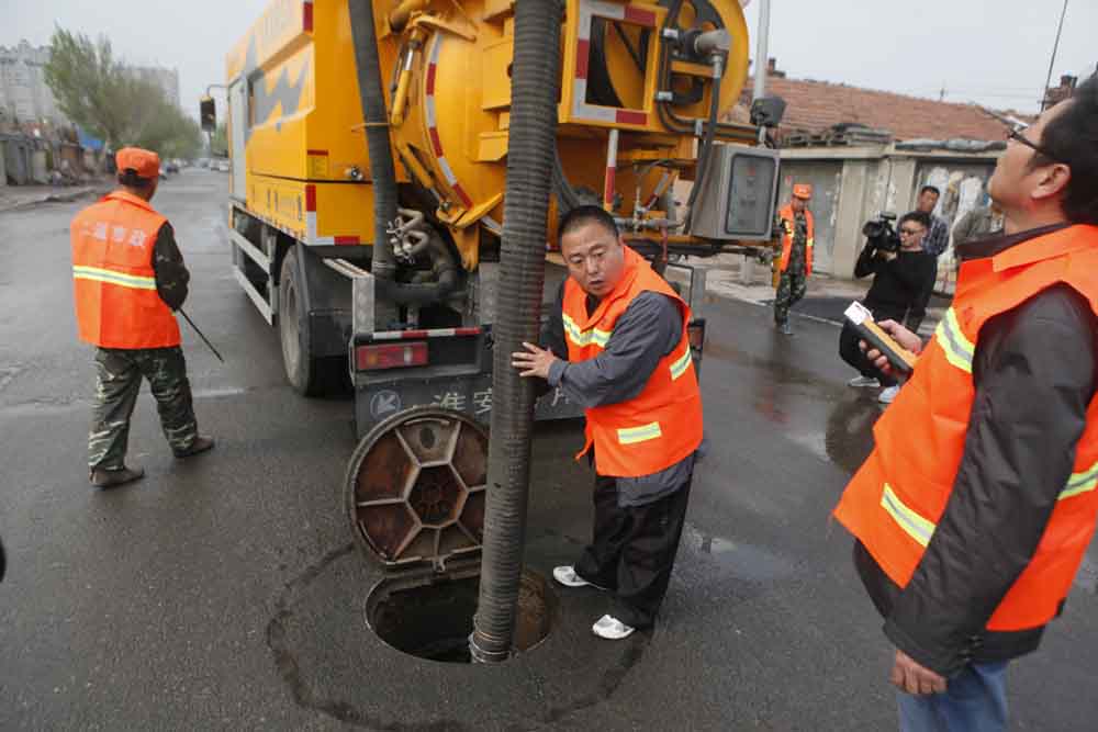 疏通车,车辆投入使用将主要用于市政排水设施的疏通和城区防汛抢险,及