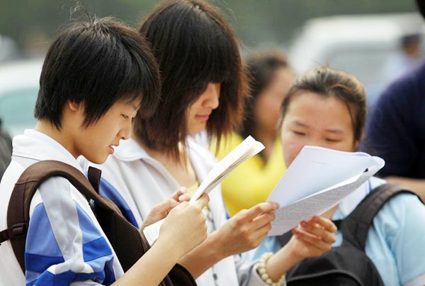 高考生志愿欲报新闻学被记者劝阻 填报志愿掌