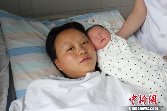 经成都军区总医院前后方接力救治，扁梦�和刚出生的孩子。 吕瑜玫 摄