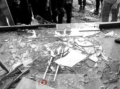 河南一工地爆炸15人伤 80米外居民楼玻璃全碎