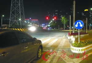 位于虎门镇连升中路，多辆小车“强闯”红灯