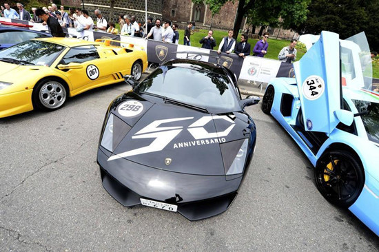 时间5月8号上午9时,参加兰博基尼50周年巡游活动的车队准时由米兰启程